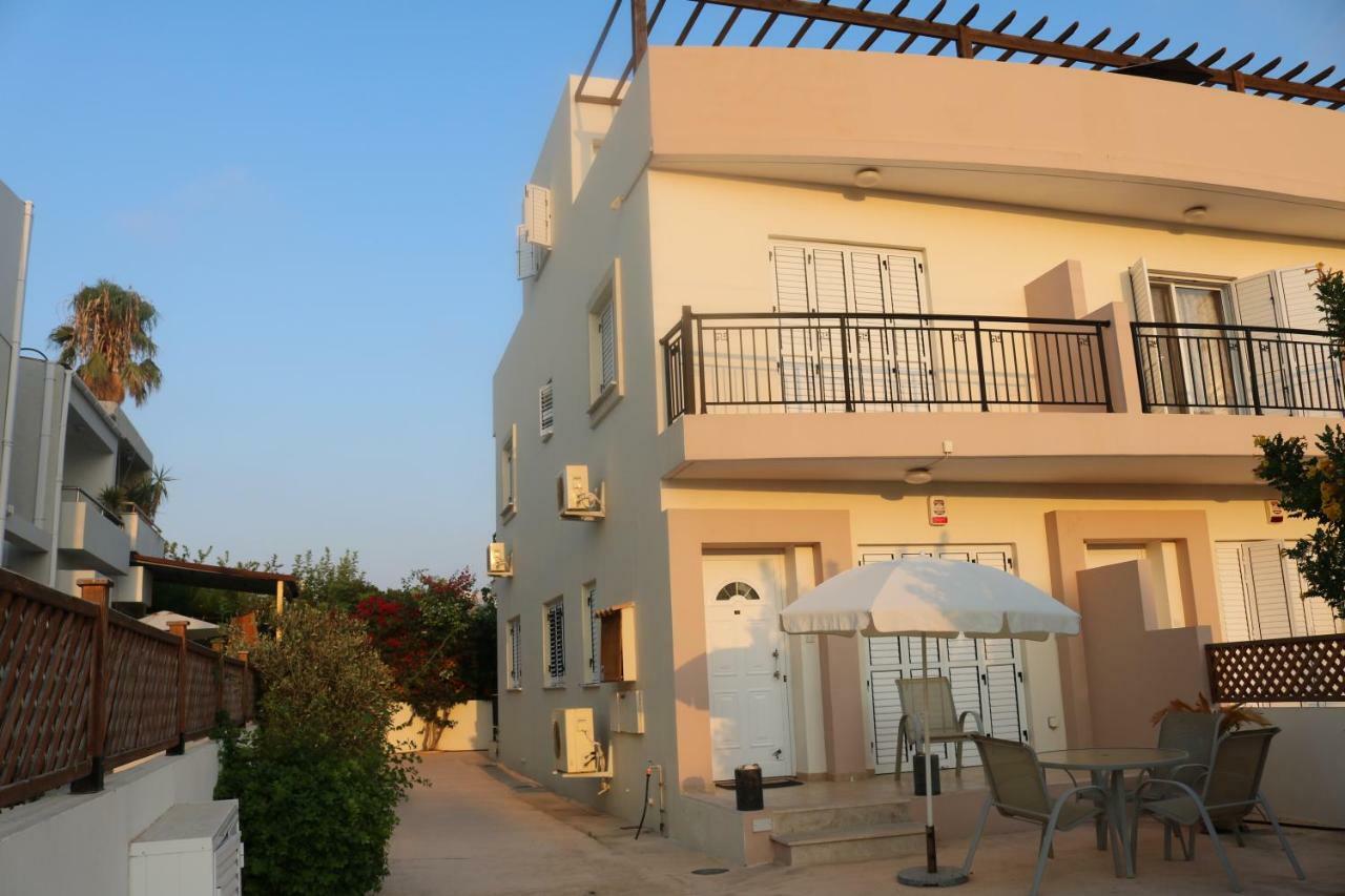 The Paradise Townhouses By Taimoura Paphos Exteriör bild